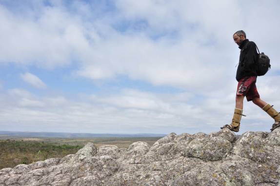 Caminhando sobre a ponte de pedra, na Chapada dos Guimarães, no Mato Grosso